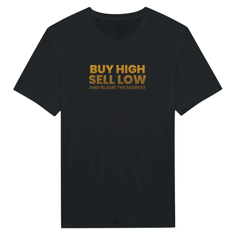 Buy High, Sell Low and Blame the Market – Den Brutalt Ärliga T-shirten för Investerare
