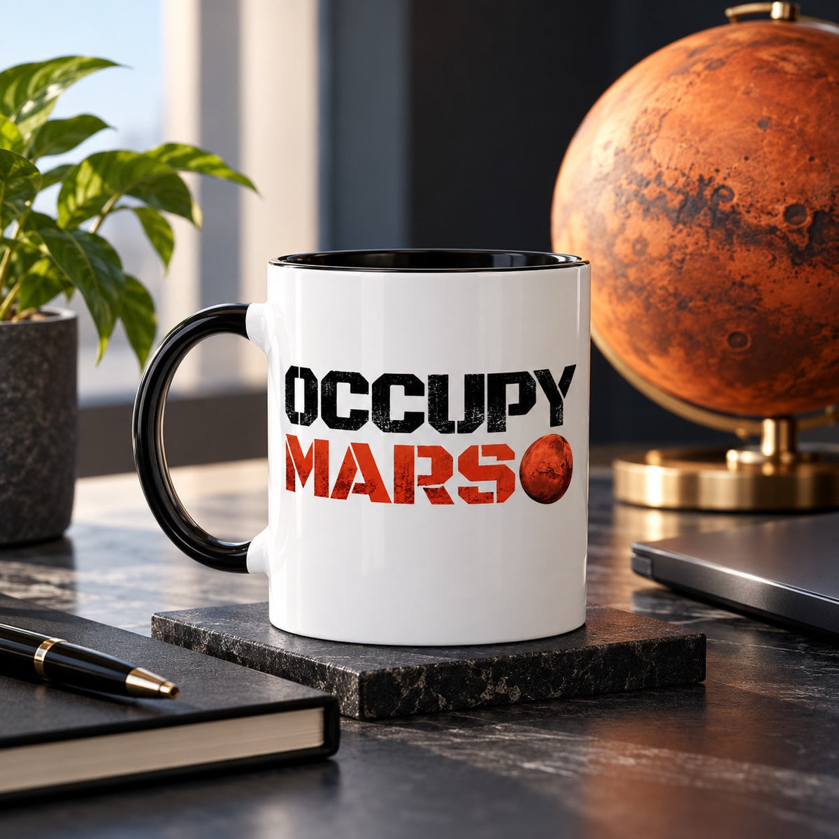 OCCUPY MARS mugg från StockMerch med Mars i bakgrunden