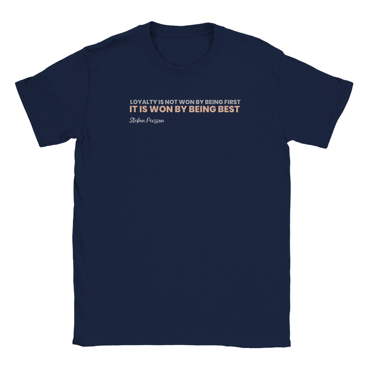 Stefan Persson T-Shirt – "Loyalty Is Not Won By Being First, It Is Won By Being Best" – produktbild 1 | Stock Merch